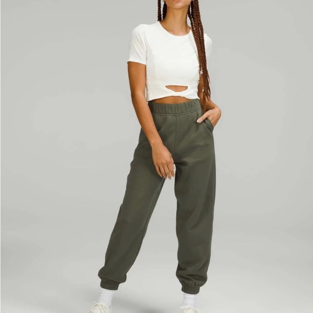 Lululemon Relaxed High-Rise Jogger in
Carob Brown - Picture 3 of 10
